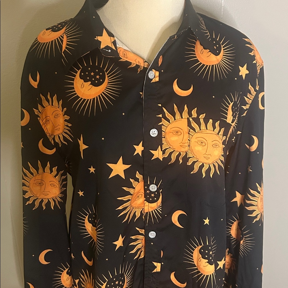 Celestial long sleeve button down shirt sun 🌞 moon 🌙 and stars ✨ NWT - Picture 2 of 7
